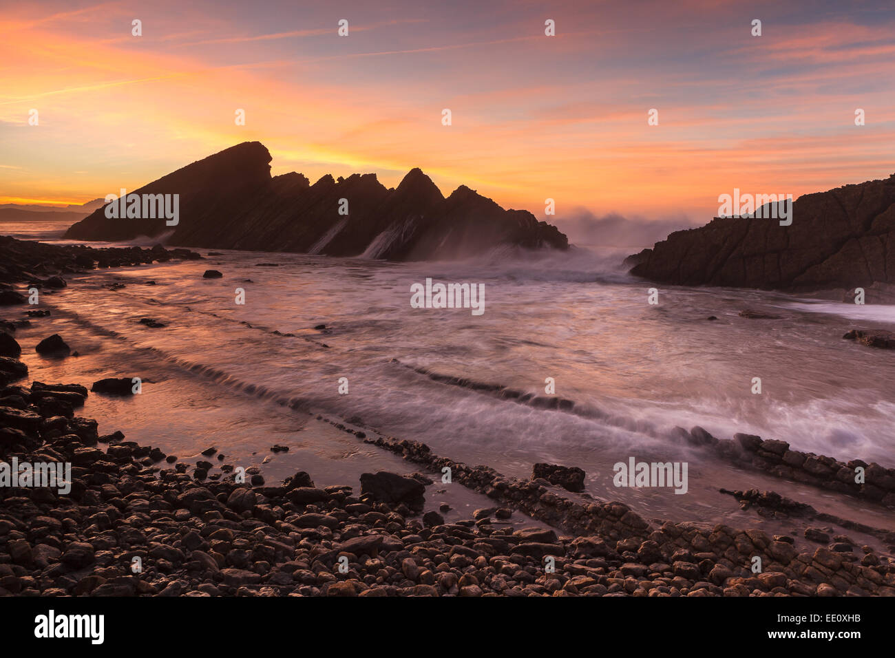 Strand El Madero von Twilight. Liencres, Kantabrien, Spanien. Stockfoto