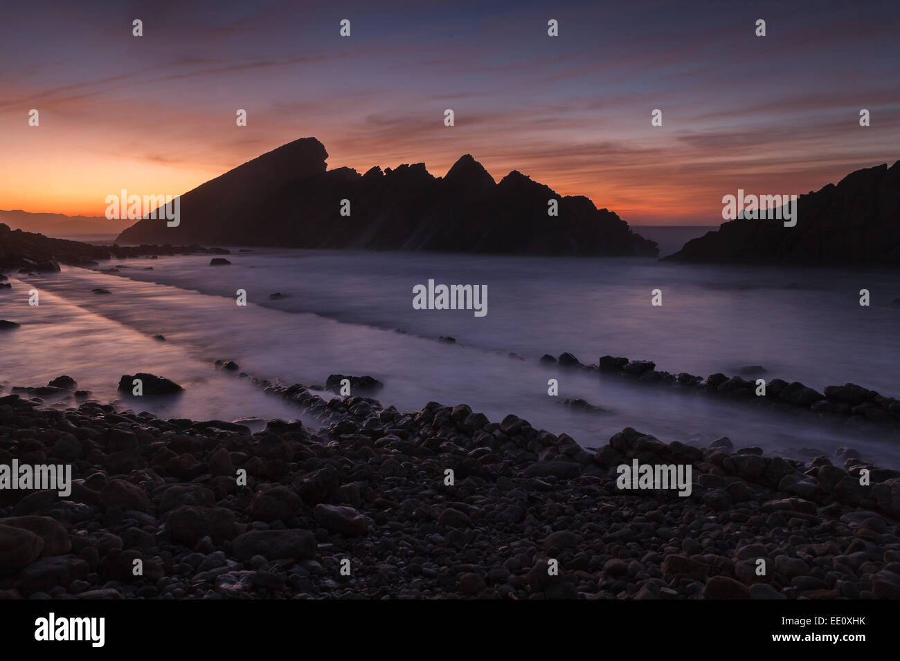 Strand El Madero von Twilight. Liencres, Kantabrien, Spanien. Stockfoto