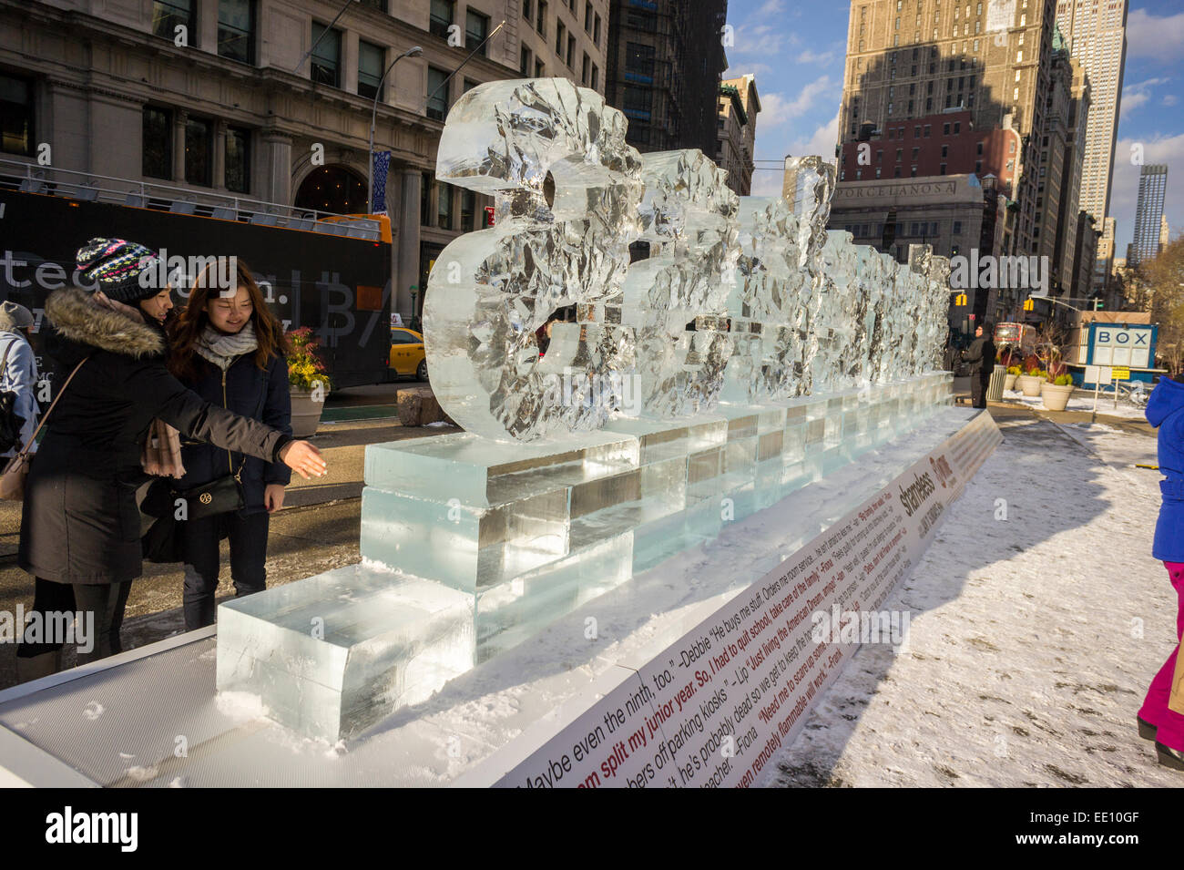 Passanten amüsieren sich mit einer Eisskulptur, die Förderung der Showtime-Serie "Shameless" im Madison Square in New York auf Freitag, 9. Januar 2015 angezeigt wird. Die fünfte Staffel der Kabel-TV-Show beginnt am Sonntag.   (© Richard B. Levine) Stockfoto