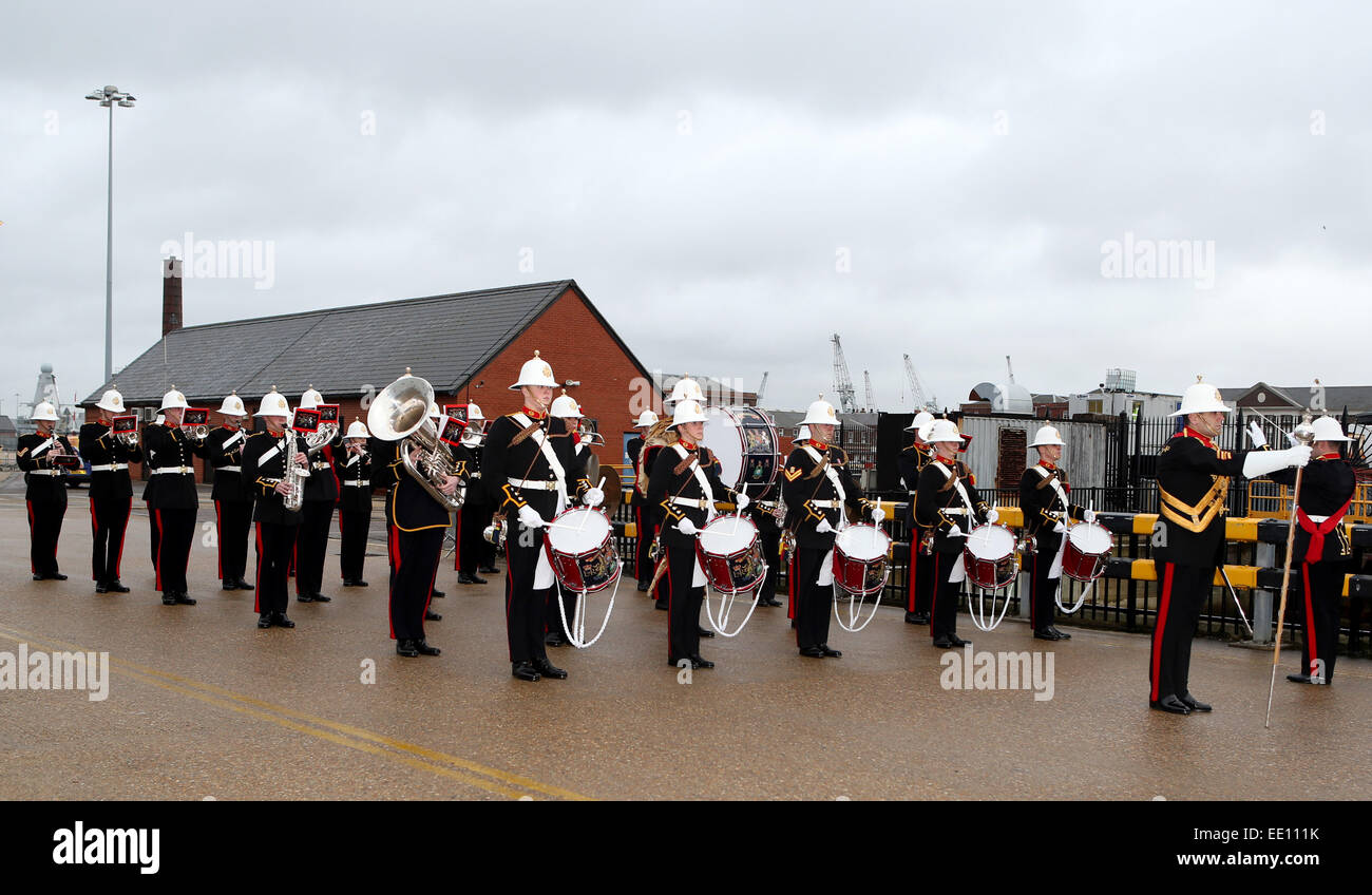 Portsmouth, Royal Marines Band vor der Willkommenszeremonie für die 18. Konvoi Flotte geschickt durch das chinesische Volk Liberation Army Navy für Begleitmissionen in den Golf von Aden und somalischen Gewässern in Portsmouth durchführen. 26. Dezember 2014. Foto aufgenommen am 12. Januar 2015 zeigt Royal Marines Band vor der Willkommenszeremonie für die 18. Konvoi-Flotte durch das chinesische Volk Liberation Army Navy für Begleitmissionen in den Golf von Aden und somalischen Gewässern in Portsmouth, Großbritannien geschickt durchführen. Die 18. Konvoi-Flotte hat seine Eskorte-Missionen am 26. Dezember 2014 abgeschlossen. © Han Yan/Xinhua/Alamy Live-Nachrichten Stockfoto