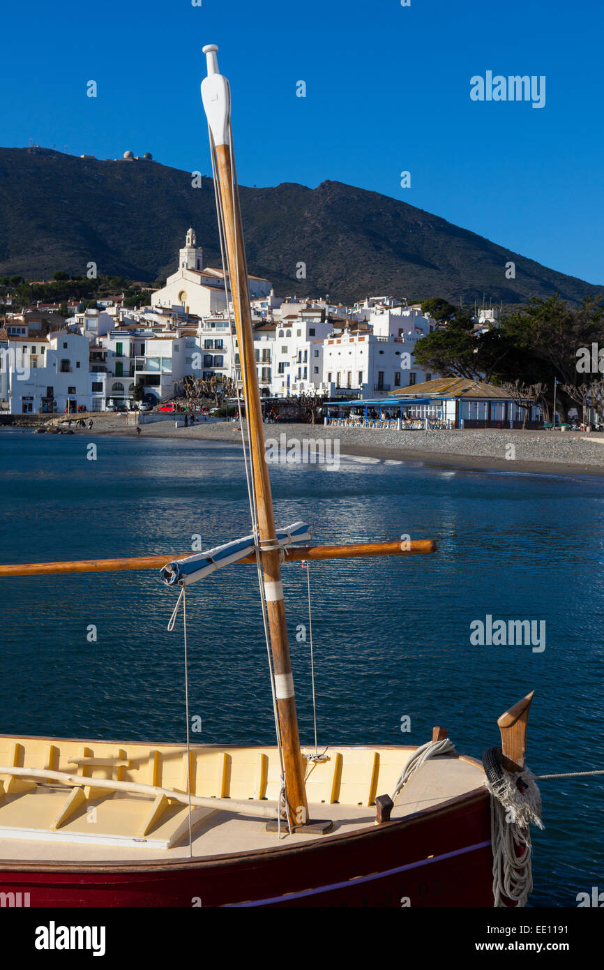 Traditionellen Llagut Segelboot direkt am Meer in Cadaques, Katalonien, Spanien. Stockfoto