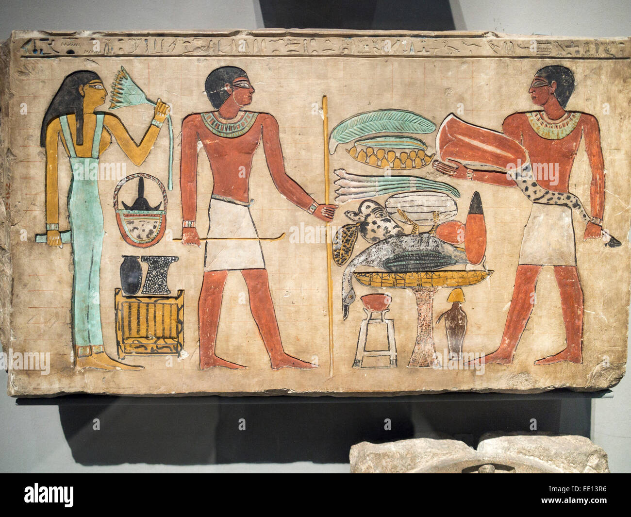 Ägyptischen Grab Relief bemalt mit Gridwork. Bunte ägyptischen Grabes Wandbild. Eine voll pigmentierte Grab Relief Malerei/Skulptur Stockfoto