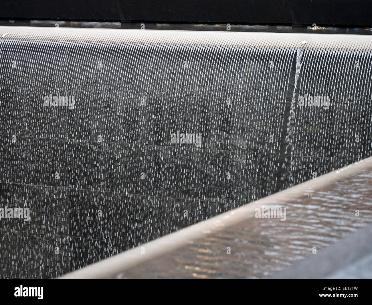 Fluss verändert: Memorial fällt Detail. Detail des Wasserfalls, aus denen sich ein wichtiger Teil des World Trade Center 9/11 memorial Stockfoto