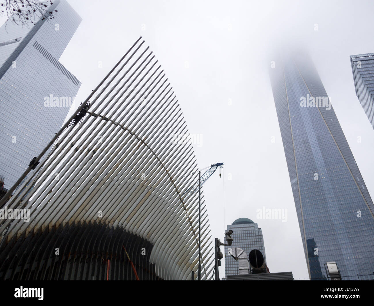 Verkehrsknotenpunkt und das World Trade Center Tower. Die abgewinkelten Überdachung des Verkehrsknotenpunkt, Oculus, im Vordergrund. Stockfoto