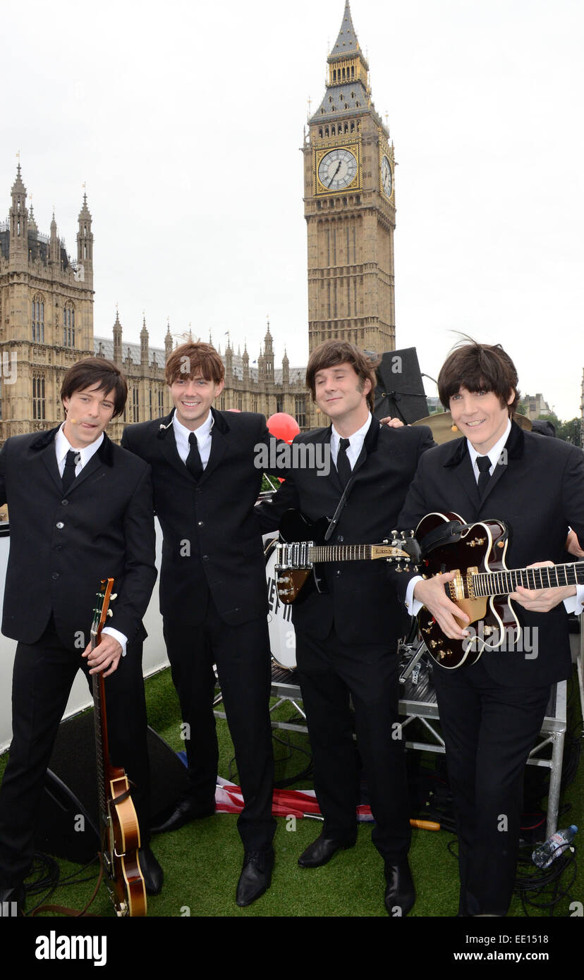 "Lass es sein" Photocall, die Übertragung von das Beatles-Musical auf der Garrick Theatre, Charing Cross Road, London Featuring bekannt zu machen: Besetzung der lassen Sie es mich musikalische wo: London, Vereinigtes Königreich bei: 10. Juli 2014 Stockfoto