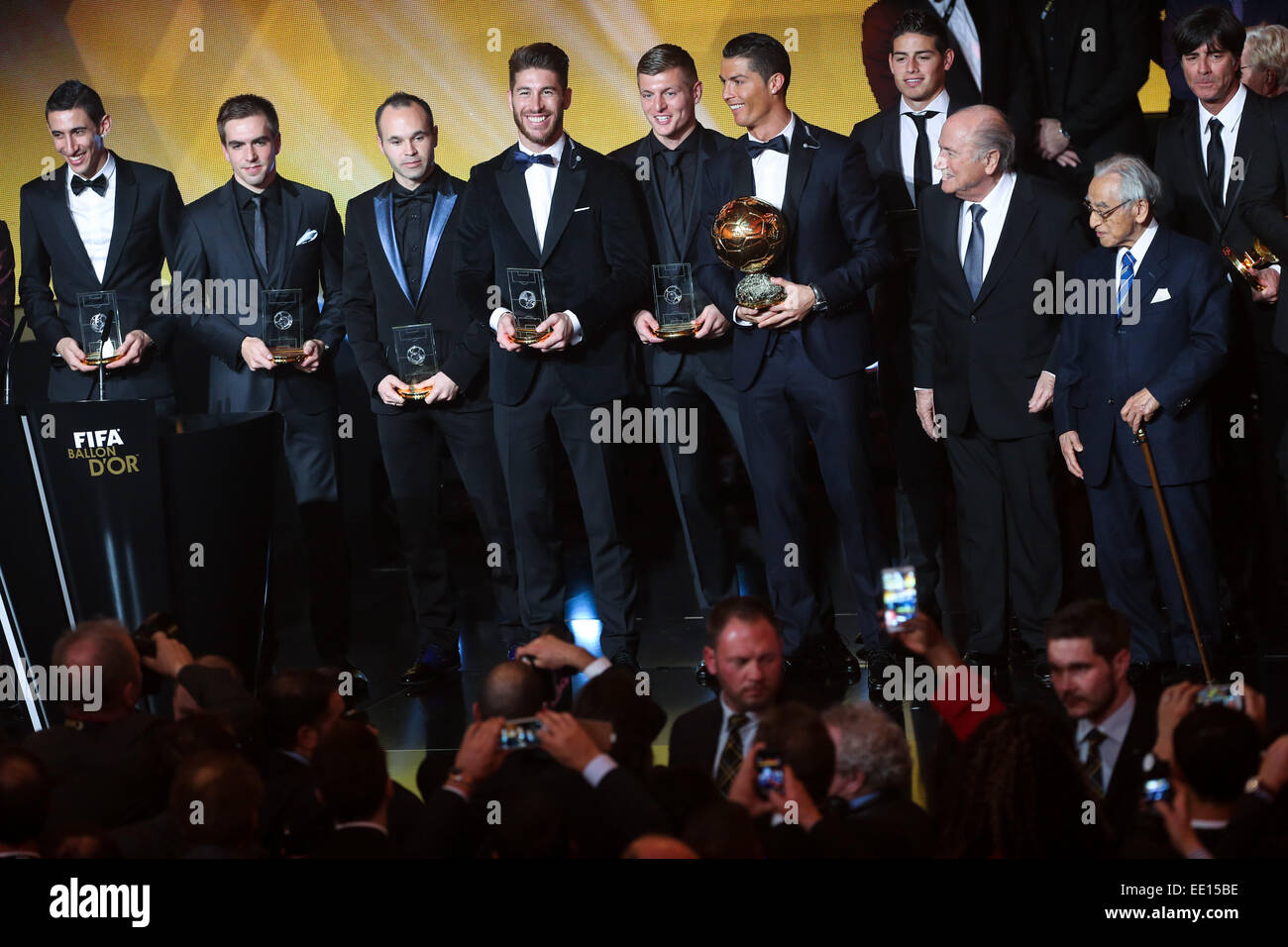 Zürich, Schweiz. 12. Januar 2015. Preisträger und Gäste stellen am Ende der FIFA Ballon d ' Or Award Zeremonie im Kongresshaus in Zürich, Schweiz, 12. Januar 2015. Bildnachweis: Zhang Fan/Xinhua/Alamy Live-Nachrichten Stockfoto
