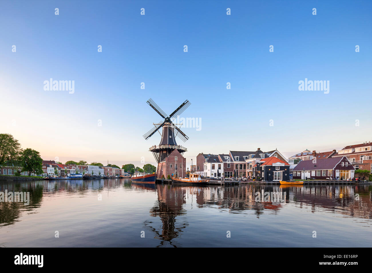Landmark Windmühle De Adriaan in Haarlem Holland, Niederlande. Am Fluss Spaarne Kanal mit Restaurant Zuidam Stockfoto