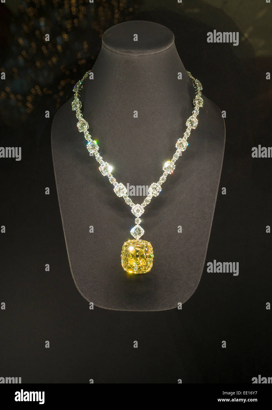 Tiffany Yellow Diamond. Montiert in eine Kette aus weißen Diamanten.  Auf dem Display an der Fifth Avenue Store. Tiffany's, New York City Stockfoto