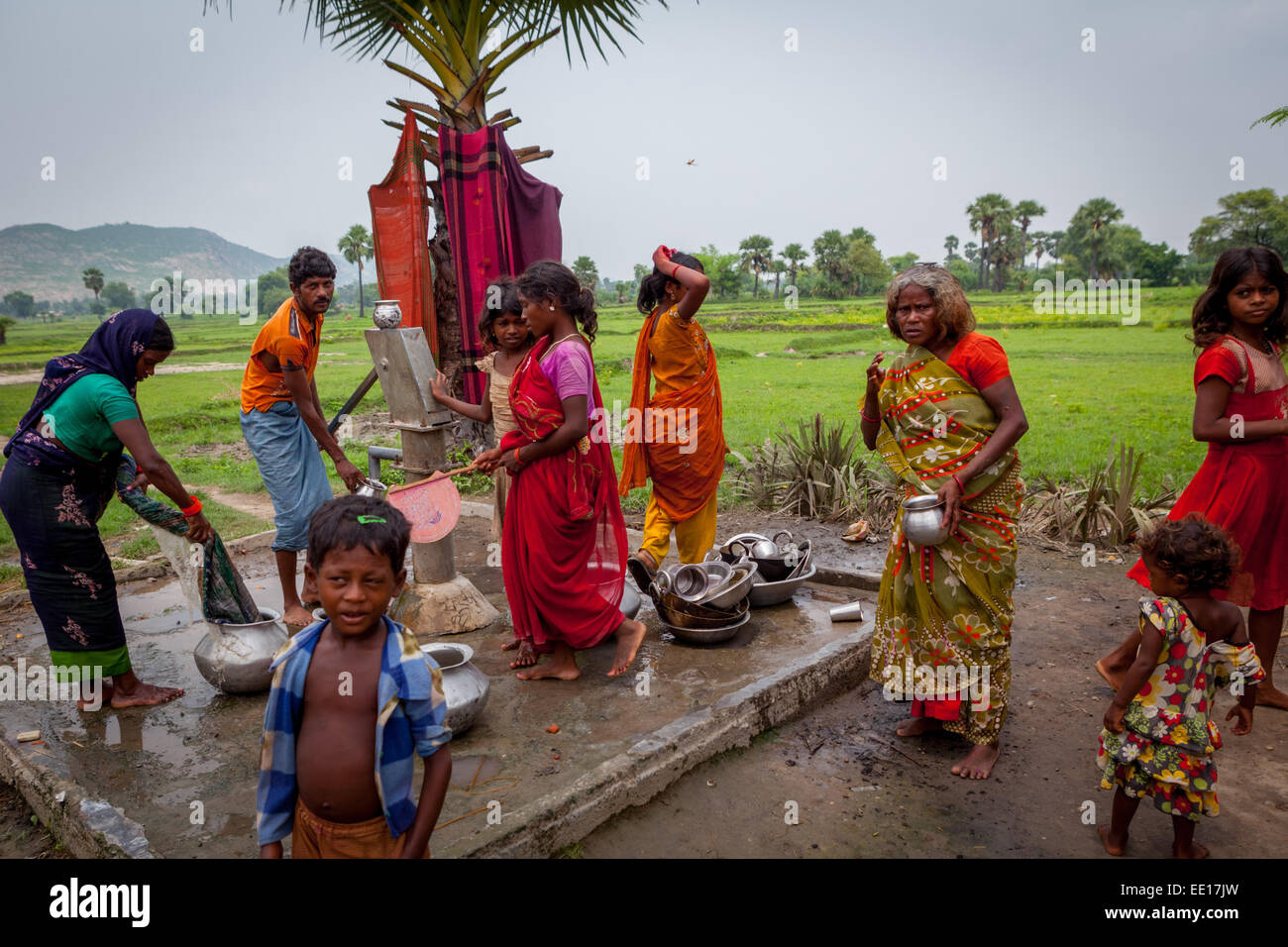 Dorfbewohner, die Wasser aus einer kommunalen Wasserpumpe im Dorf Faldu in der Nähe von Nalanda in Bihar, Indien, nehmen. Stockfoto