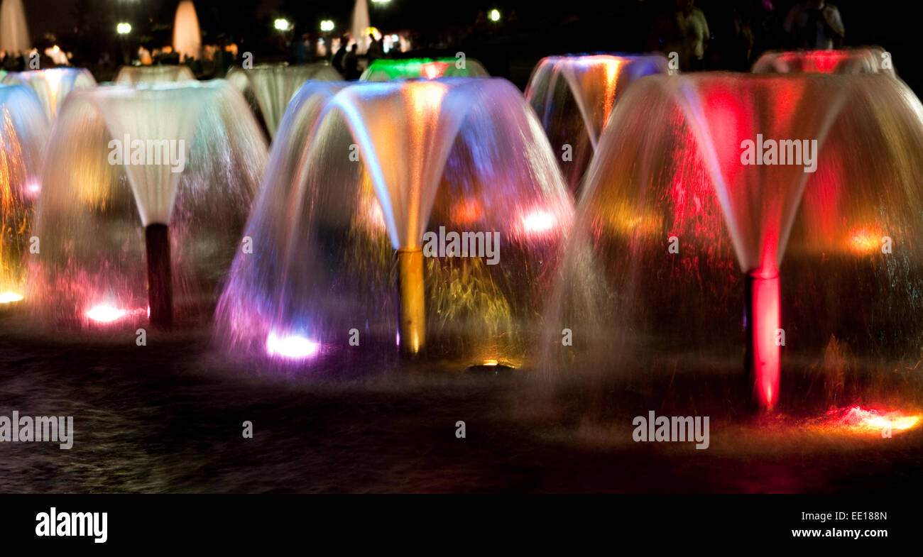 Bunte Brunnen in der Nacht in Moskau, Russland Stockfoto