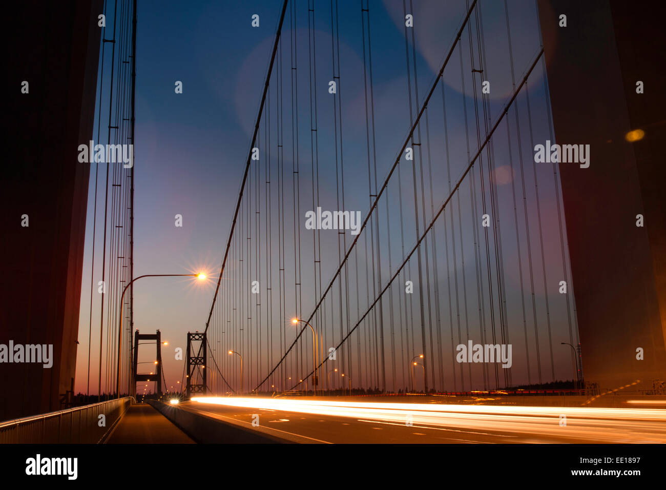 Tacoma Narrows twin Hängebrücken über Tacoma Narrows direkt von South Puget Sound in der Nacht Stockfoto