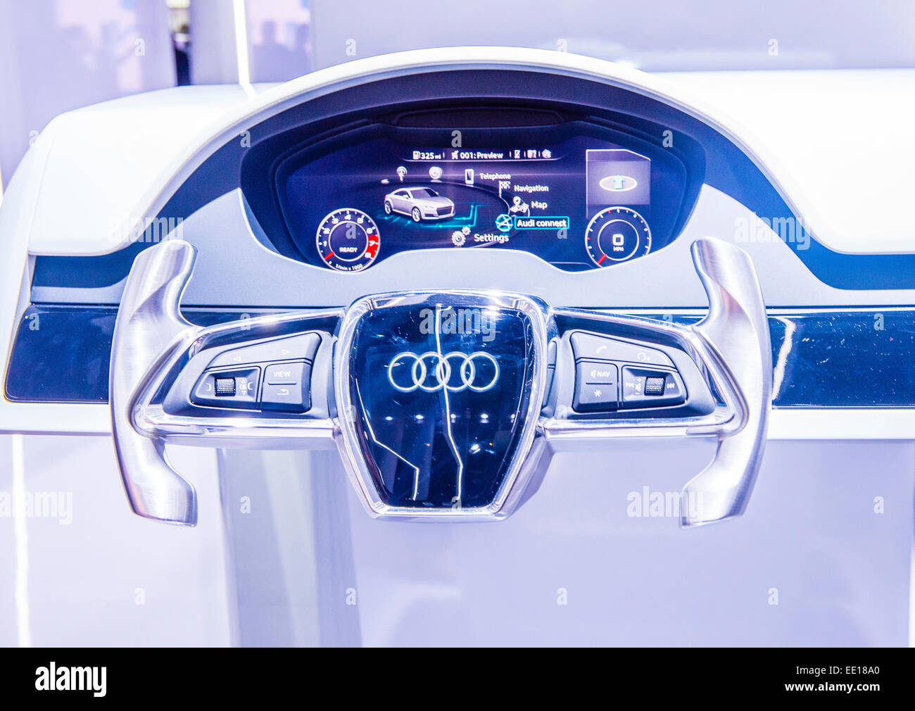Das Armaturenbrett und Lenkrad des Audi AG Q7 auf der CES in Las Vegas Show Stockfoto