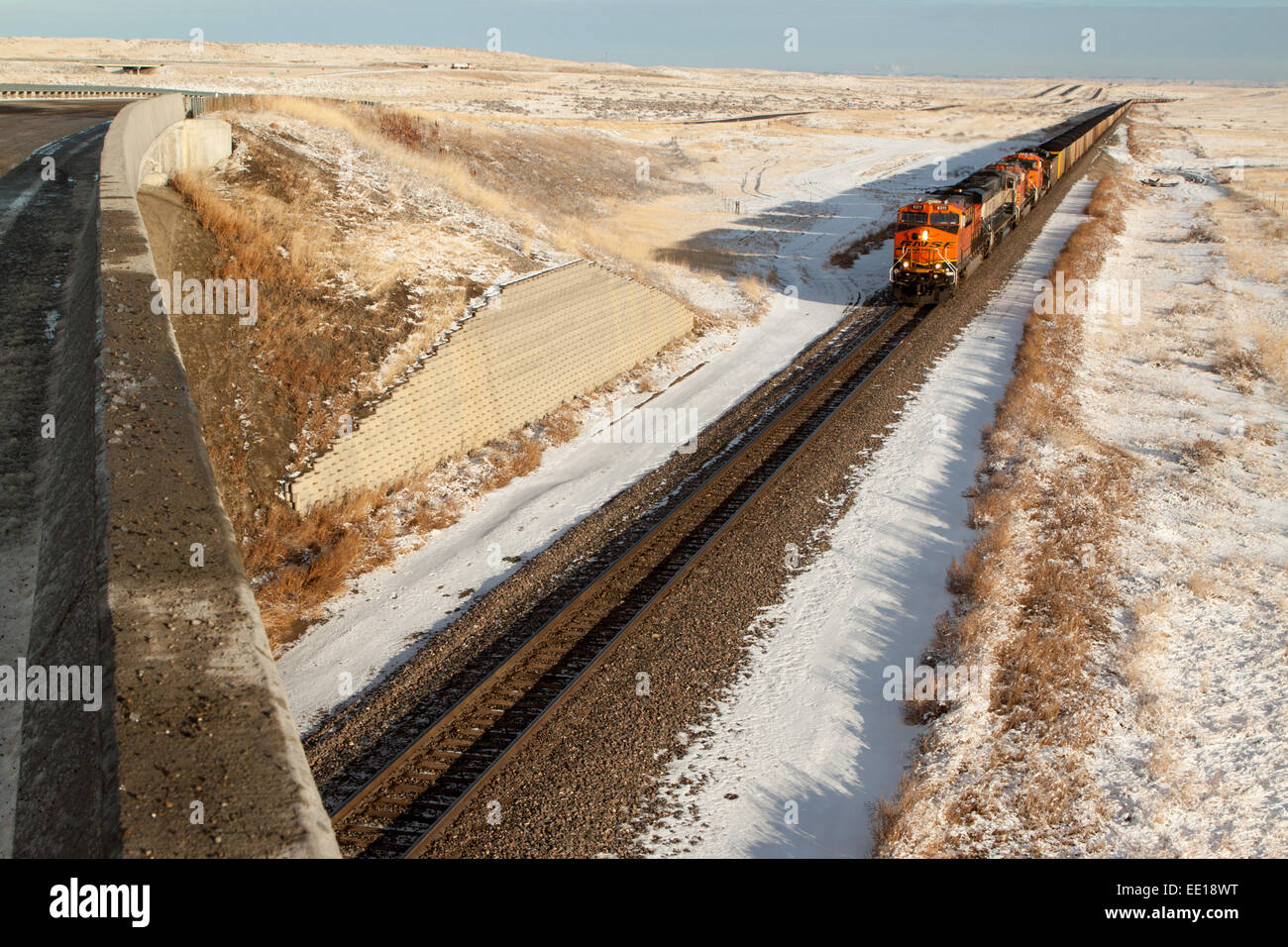 Eine Zuglinie BNSF schleppt Kohle aus der Absaloka Mine in eastern Montana, USA Stockfoto