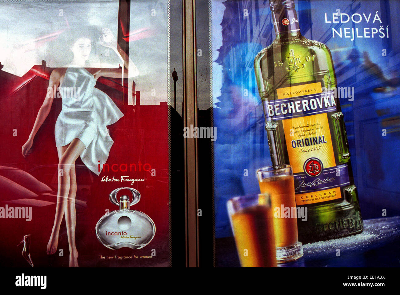 Stadtlichter Reflexion - Werbung Becherovka, Tschechische Republik Likör Stockfoto