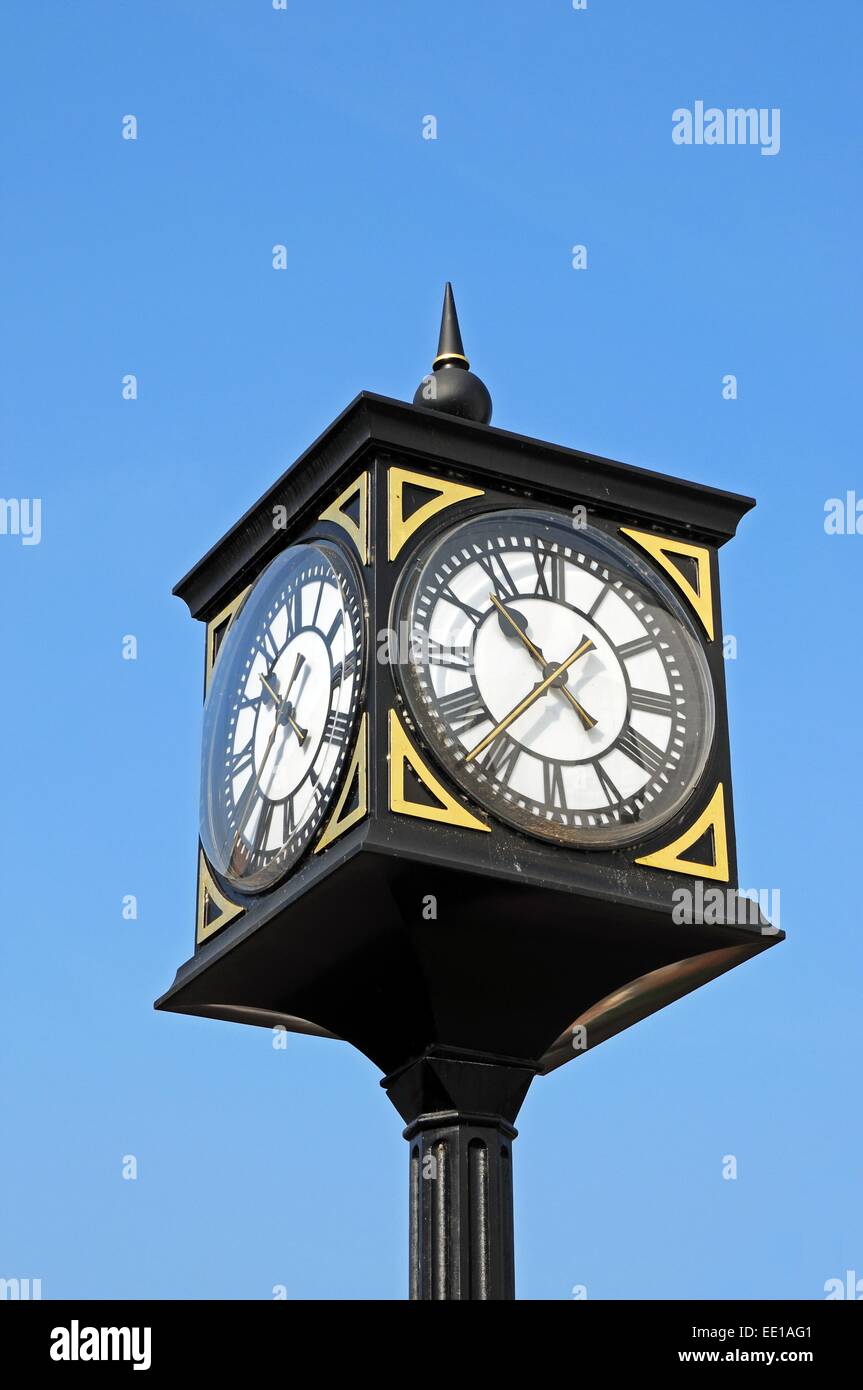 Reich verzierte Uhr in einer schwarzen und vergoldeten Gussrahmen im Zentrum der Stadt, Stafford, Staffordshire, England, UK, Westeuropa. Stockfoto