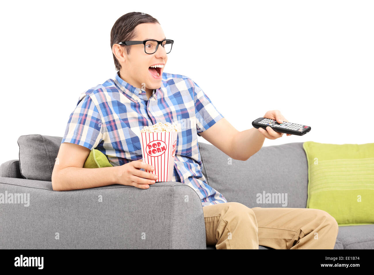 Mann Schläft Jeden Abend Vor Dem Fernseher Ein Glücklicher Mann vor dem Fernseher und Essen Popcorn sitzen auf einem