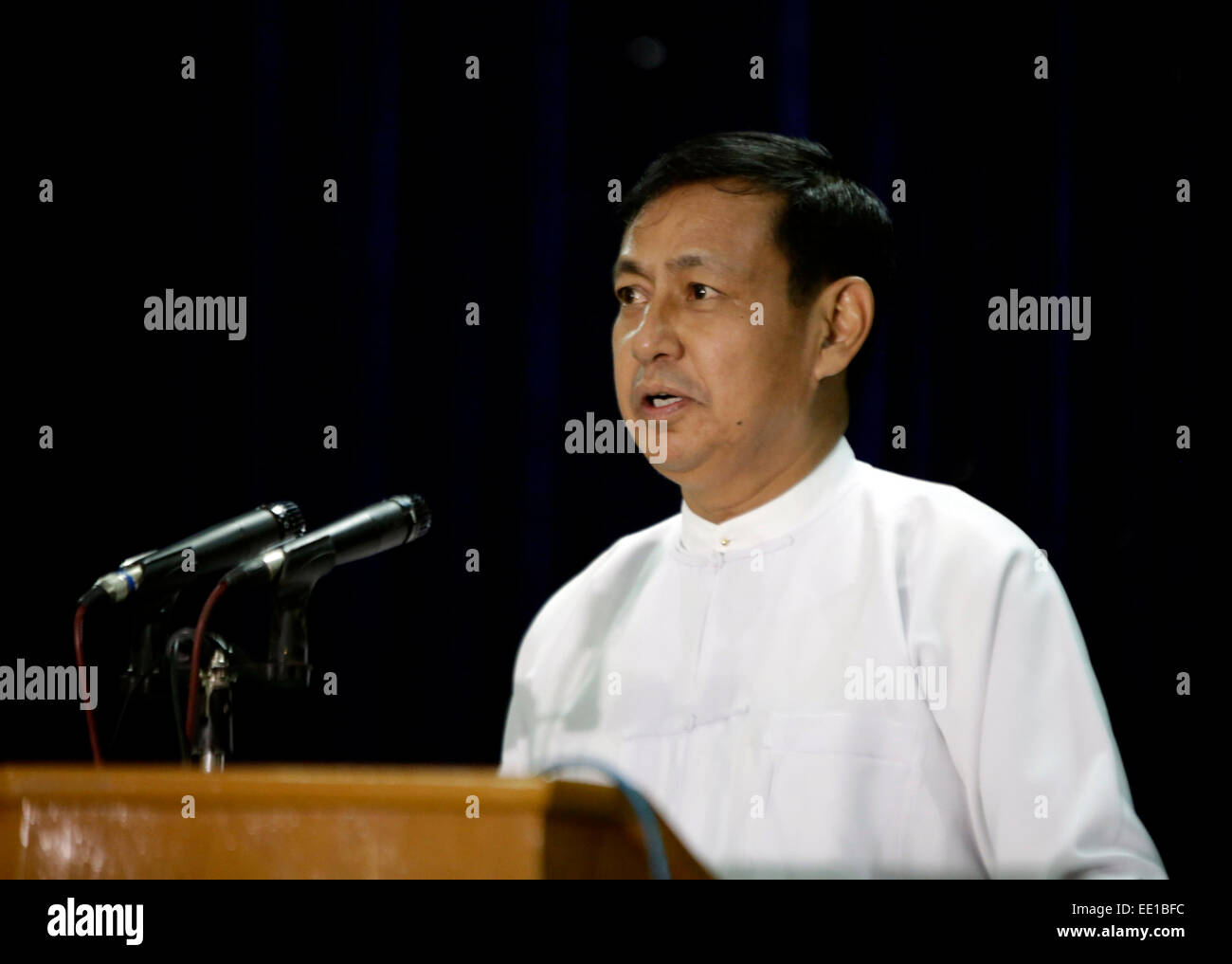 Nay Pyi Taw, Myanmar. 12. Januar 2015. Myanmar Präsidentensprecher spricht U Ye Htut zu Medien auf einer Pressekonferenz nach dem Treffen zwischen Myanmar Präsident U Thein Sein und Führer der politischen Kräfte in Nay Pyi Taw, Myanmar, 12. Januar 2015. Das Treffen zwischen Myanmar Präsident U Thein Sein und einige Führer der politischen Kraft des Landes am Montag in Nay Pyi Taw abgehalten hat danach gestrebt, Abwicklung von inländischen politischen Themen transparent aus verschiedenen Blickwinkeln zu suchen, sagte eine Pressemitteilung, die nach dem Ende der Versammlung. © U Aung/Xinhua/Alamy Live-Nachrichten Stockfoto