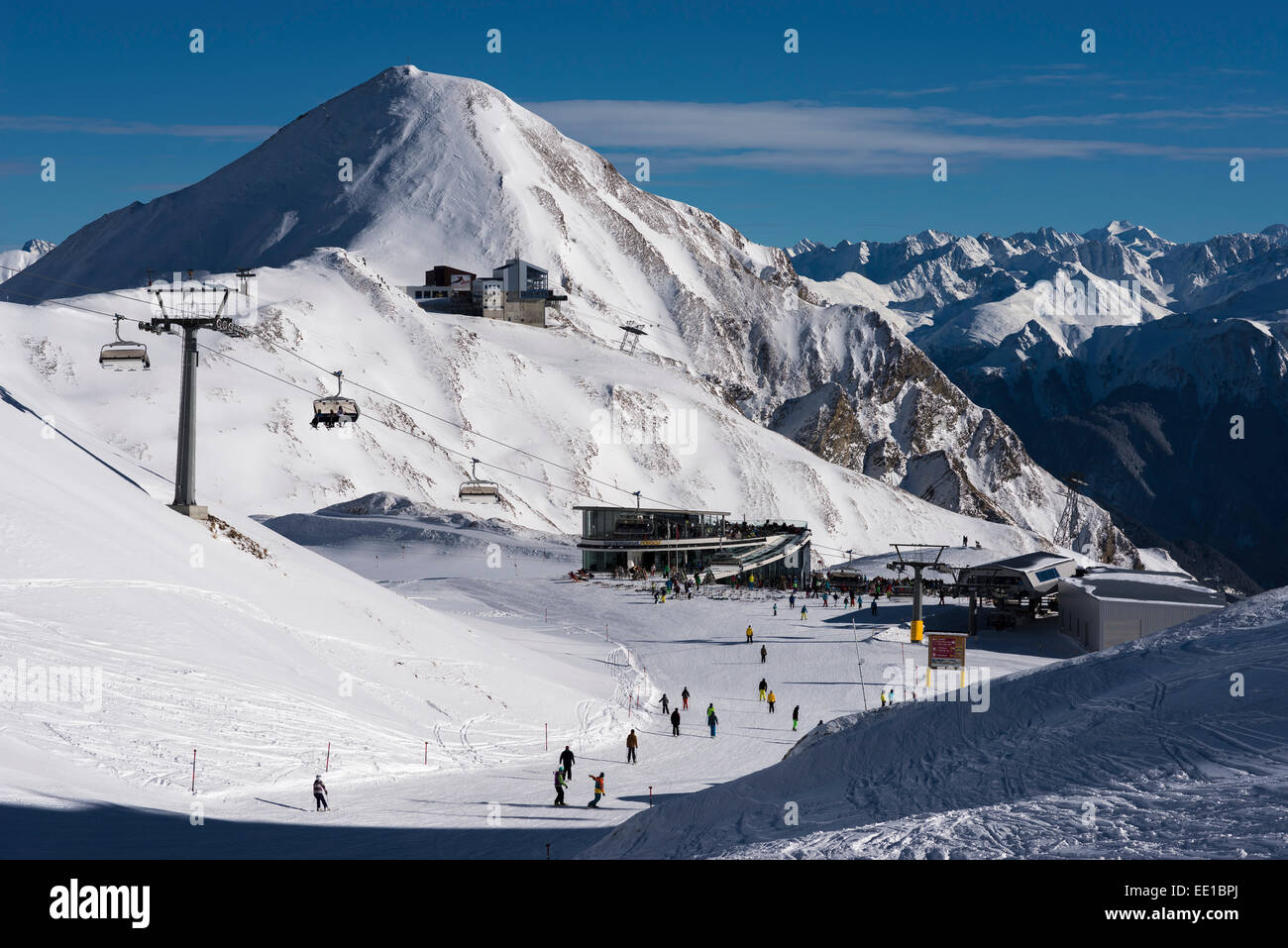 Wintersport-Region Silvretta Arena Ischgl-Samnaun, Restaurant Saalas und Seilbahnstationen hinter großen Seilbahnstation Stockfoto