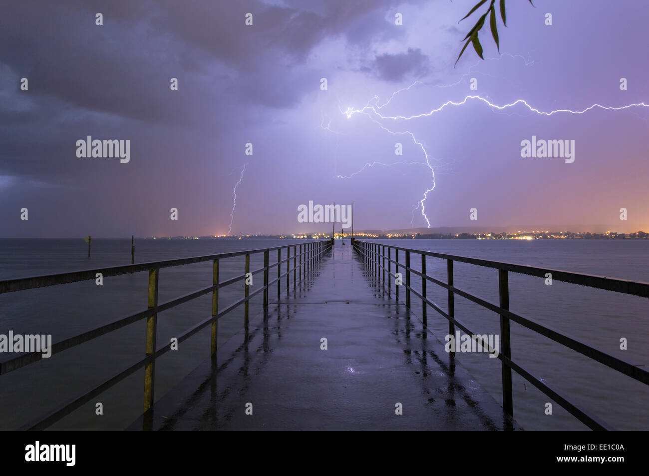 Sturm über dem Bodensee, Anlegestelle der Konstanz-Therme, Konstanz, Baden-Württemberg, Deutschland Stockfoto