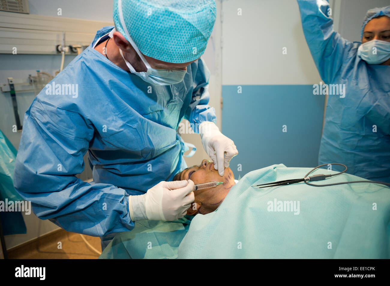 PLASTISCHE GESICHTSCHIRURGIE Stockfoto