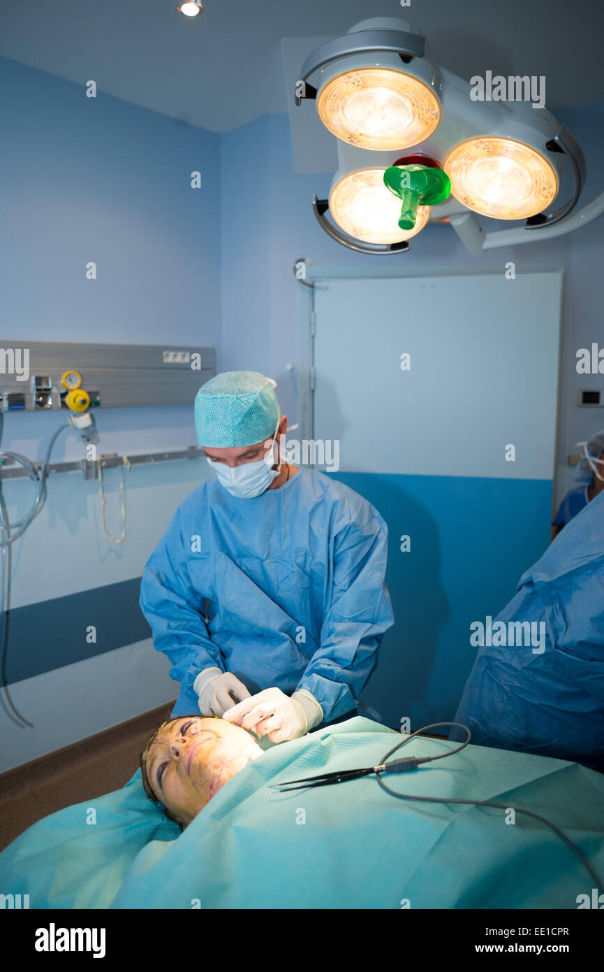 PLASTISCHE GESICHTSCHIRURGIE Stockfoto