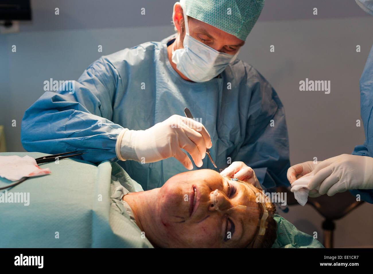 PLASTISCHE GESICHTSCHIRURGIE Stockfoto