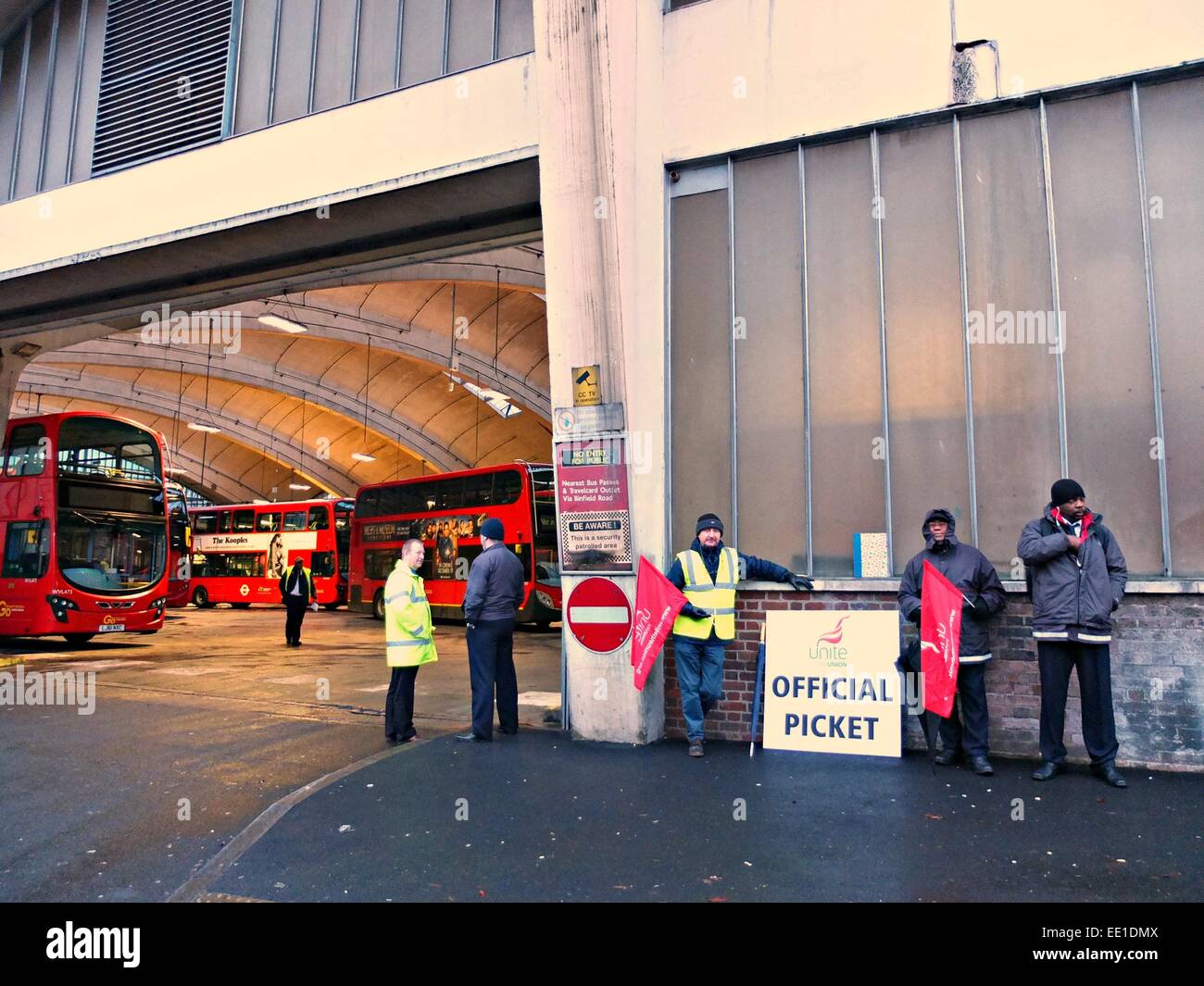 London, UK. 13. Januar 2015. Busfahrer und andere Gewerkschaftsmitglieder richten Sie einen Streikposten außerhalb Stockwell Busbahnhof Credit: Nelson Pereira/Alamy Live News Stockfoto