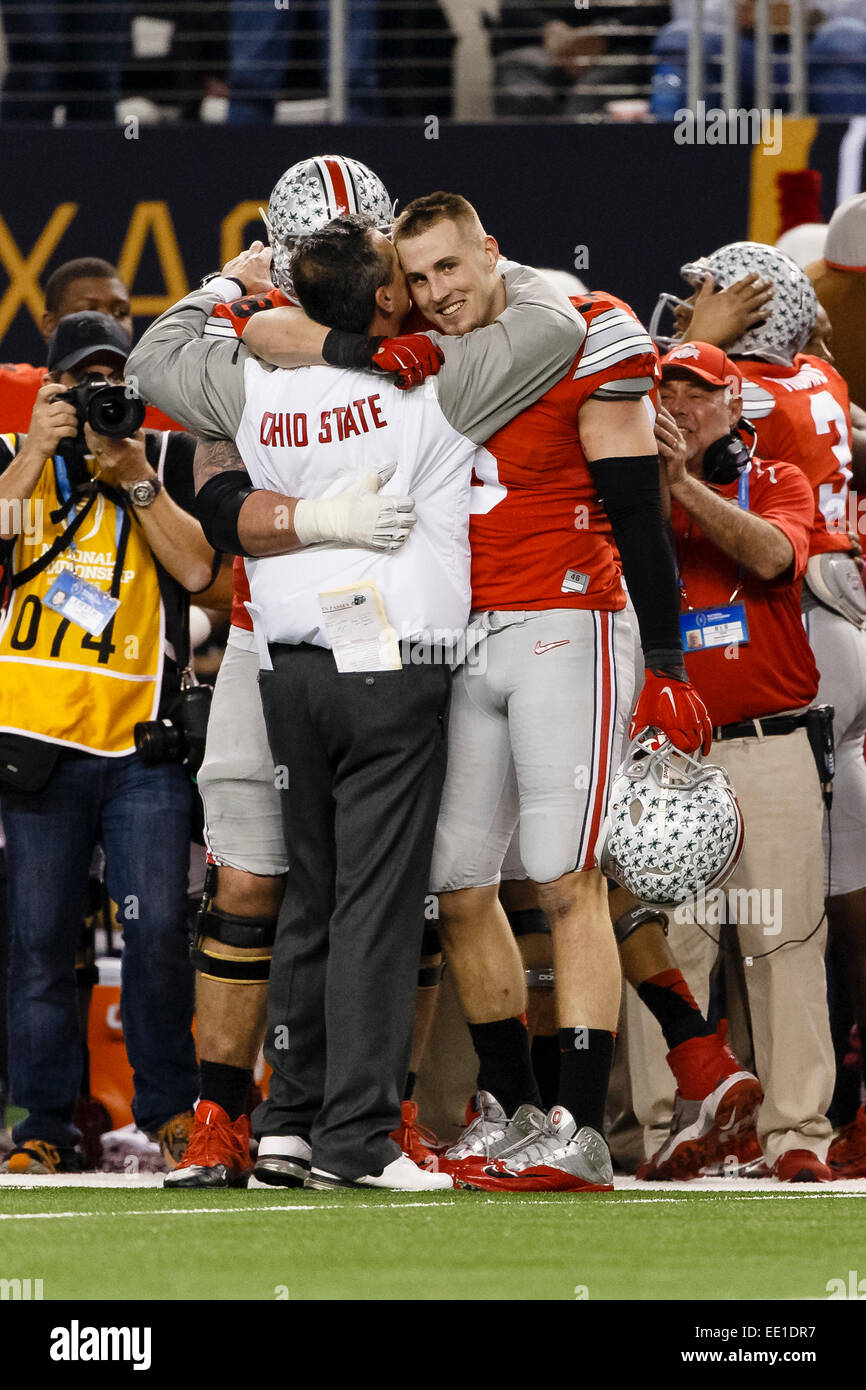 Arlington, Texas, USA. 12. Januar 2015. Ohio State Buckeyes Tight-End Jeff Heuerman (5) umarmt Ohio State Buckeyes Cheftrainer Urban Meyer während des College Football Playoff-Meisterschaft-Spiels zwischen dem Ohio State Buckeyes und Oregon Ducks im AT&T Stadium in Arlington, Texas. Die Buckeyes besiegte die Enten 42-20. © Csm/Alamy Live-Nachrichten Stockfoto