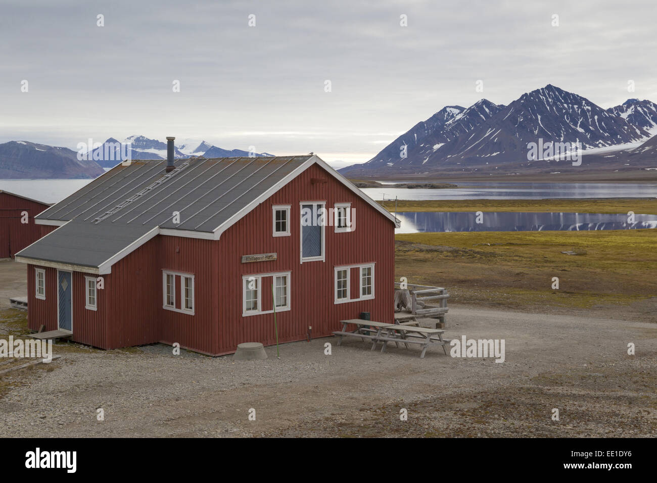 Gebäude in der Küstenstadt, Ny-Alesund, Oscar II Land, Spitzbergen, Svalbard, August Stockfoto