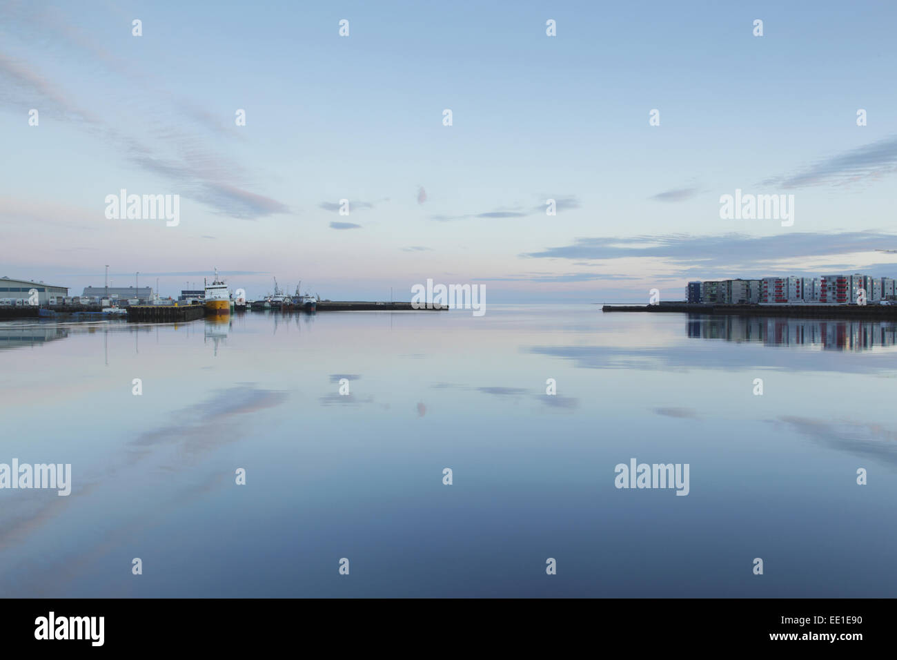Blick auf Hafen mit ruhigem Wasser bei Sonnenaufgang, Hafnarfjordur, Island, August Stockfoto