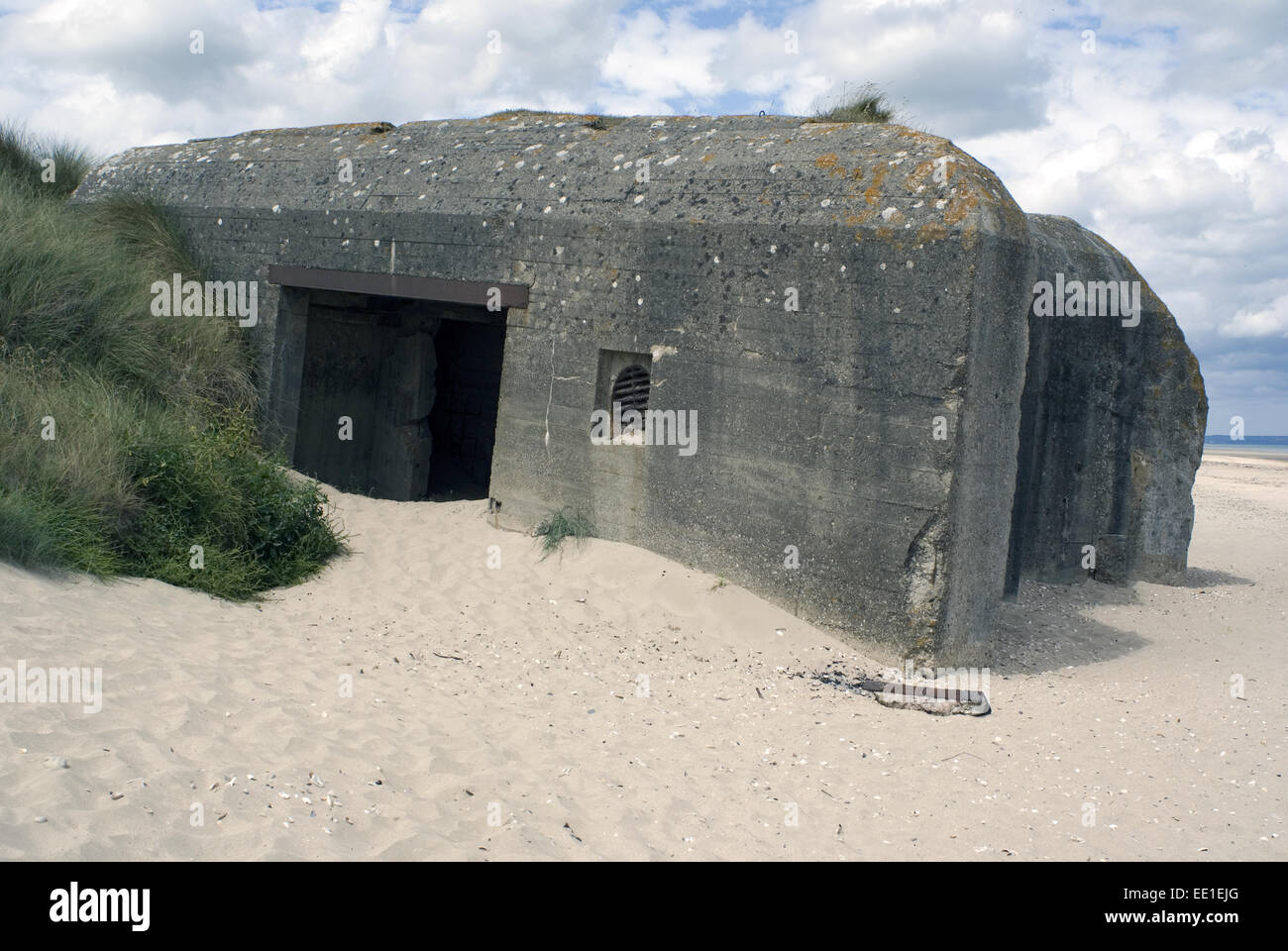 German World War Two Gun Fensterflügel am Strand, der Atlantikwall, Utah Beach, Halbinsel Cotentin, Manche, Normandie, Frankreich, August Stockfoto