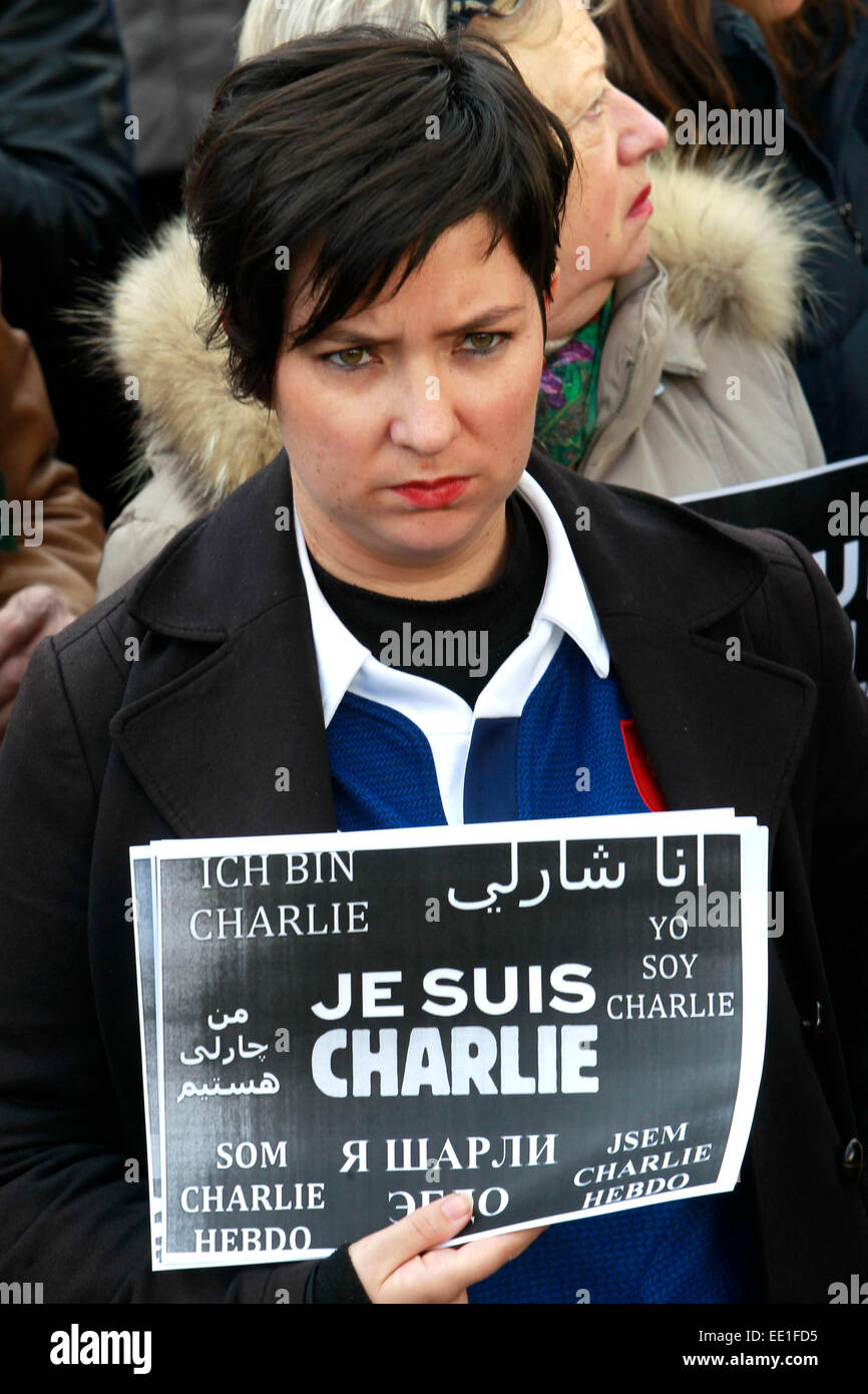 Ein öffentliches Zeichen der Solidarität am Plaza del Sol in Madrid am 11. Januar 2015 und Protest gegen drei Tage des Blutvergießens, ausgelöst durch einen Angriff auf die französische satirische Wochenzeitung Charlie Hebdo hinterlassen, die 12 Toten/Picture-alliance Stockfoto