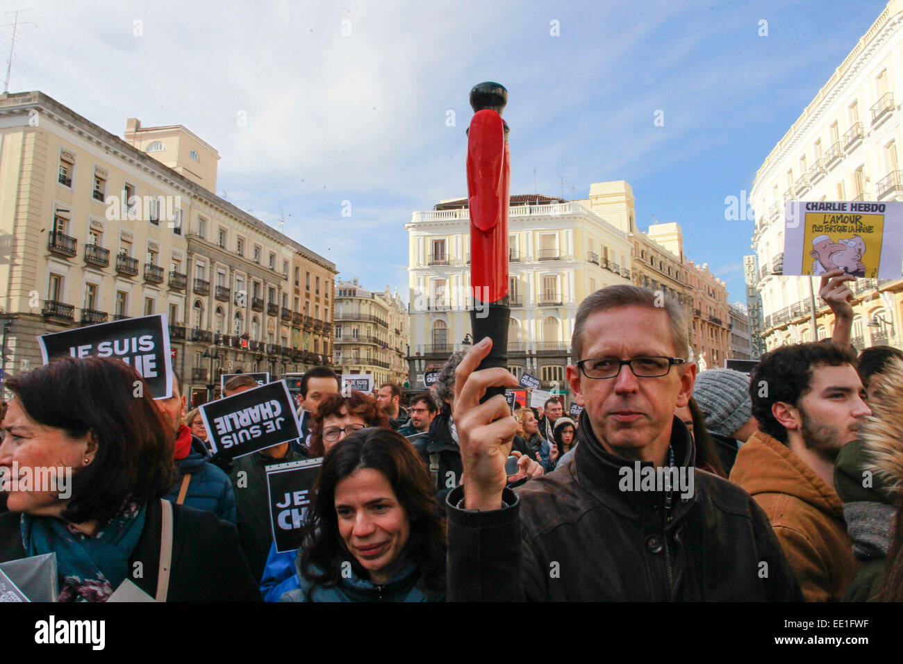 Ein öffentliches Zeichen der Solidarität am Plaza del Sol in Madrid am 11. Januar 2015 und Protest gegen drei Tage des Blutvergießens, ausgelöst durch einen Angriff auf die französische satirische Wochenzeitung Charlie Hebdo hinterlassen, die 12 Toten/Picture-alliance Stockfoto