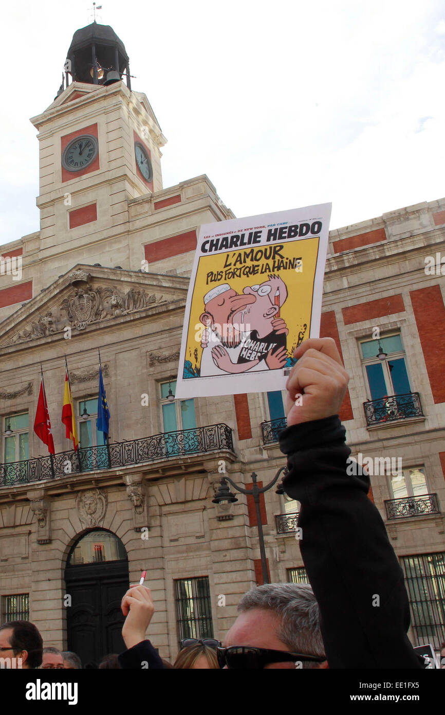 Ein öffentliches Zeichen der Solidarität am Plaza del Sol in Madrid am 11. Januar 2015 und Protest gegen drei Tage des Blutvergießens, ausgelöst durch einen Angriff auf die französische satirische Wochenzeitung Charlie Hebdo hinterlassen, die 12 Toten/Picture-alliance Stockfoto