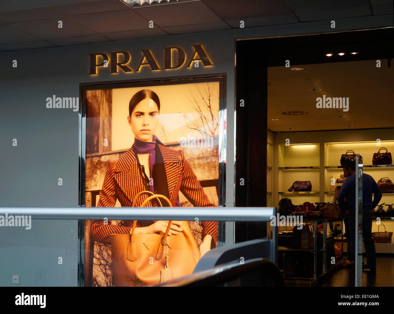 Prada-Geschäft im Foxtown Outlet Shopping Mall, Mendrisio, Tessin, Schweiz  Stockfotografie - Alamy