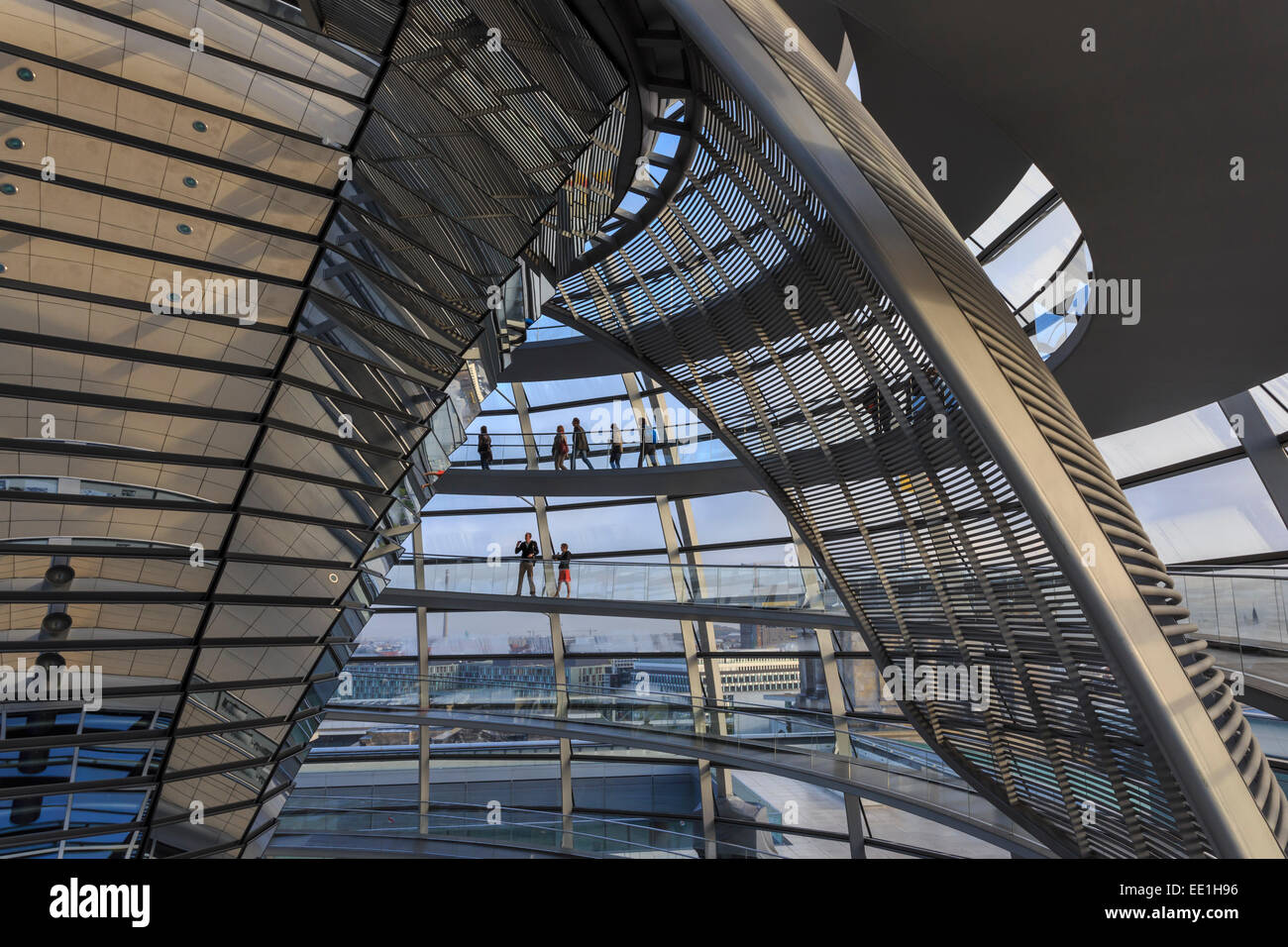 Reichstag Kuppel Innenraum mit engagierten Besuchern, am frühen Morgen, Mitte, Berlin, Deutschland, Europa Stockfoto