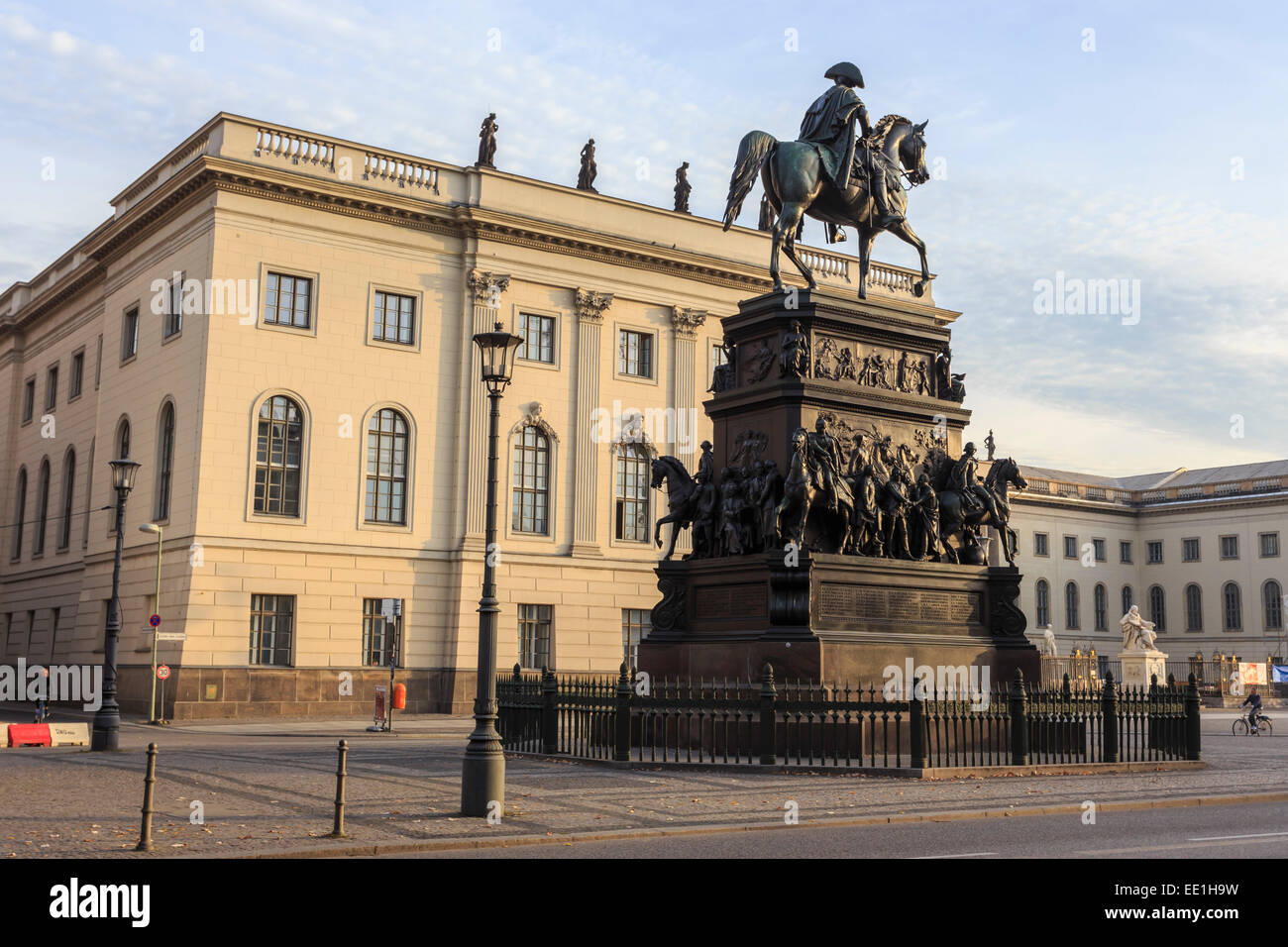 Equestrian Statue Friedrichs des großen und Humboldt-Universität, Unter Den Linden, historische Mitte, Berlin, Deutschland, Europa Stockfoto