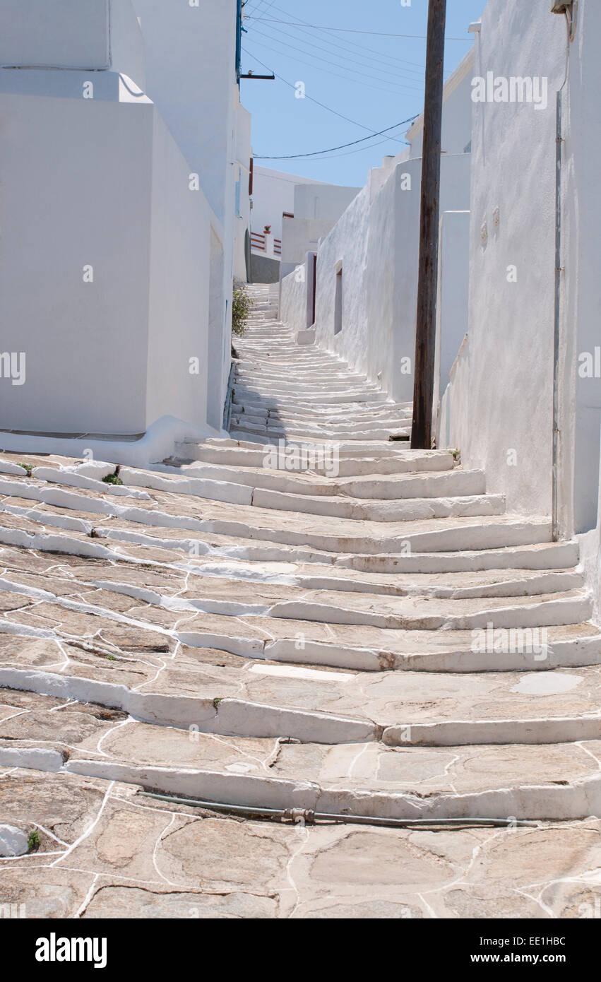 Stein Schritte auf einem Weg durch die Häuser von Pano Petali in Sifnos, die Kykladen, griechische Inseln, Griechenland, Europa Stockfoto