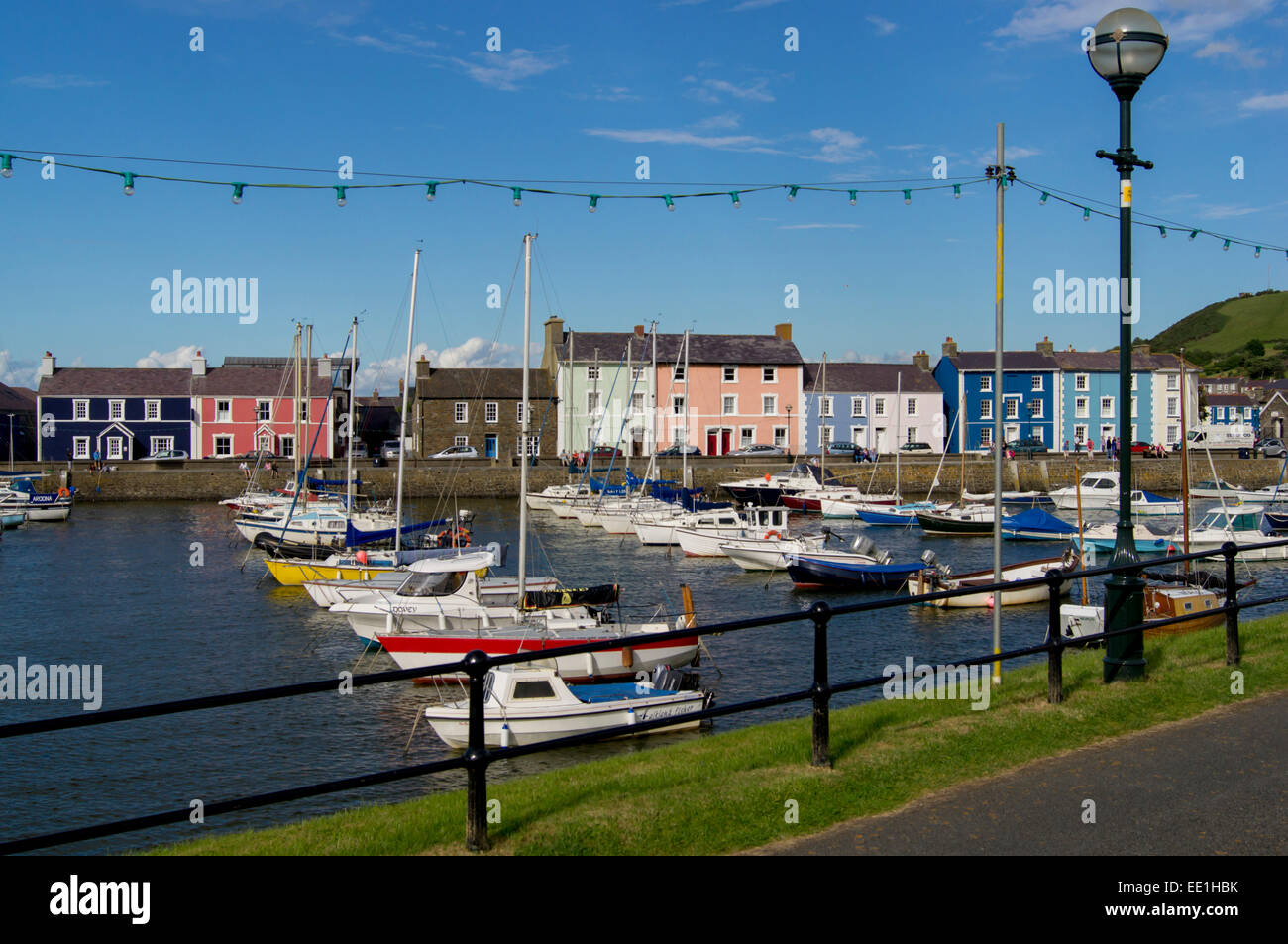 Uferpromenade von Aberaeron Hafen, Ceredigion, Wales, Vereinigtes Königreich, Europa Stockfoto