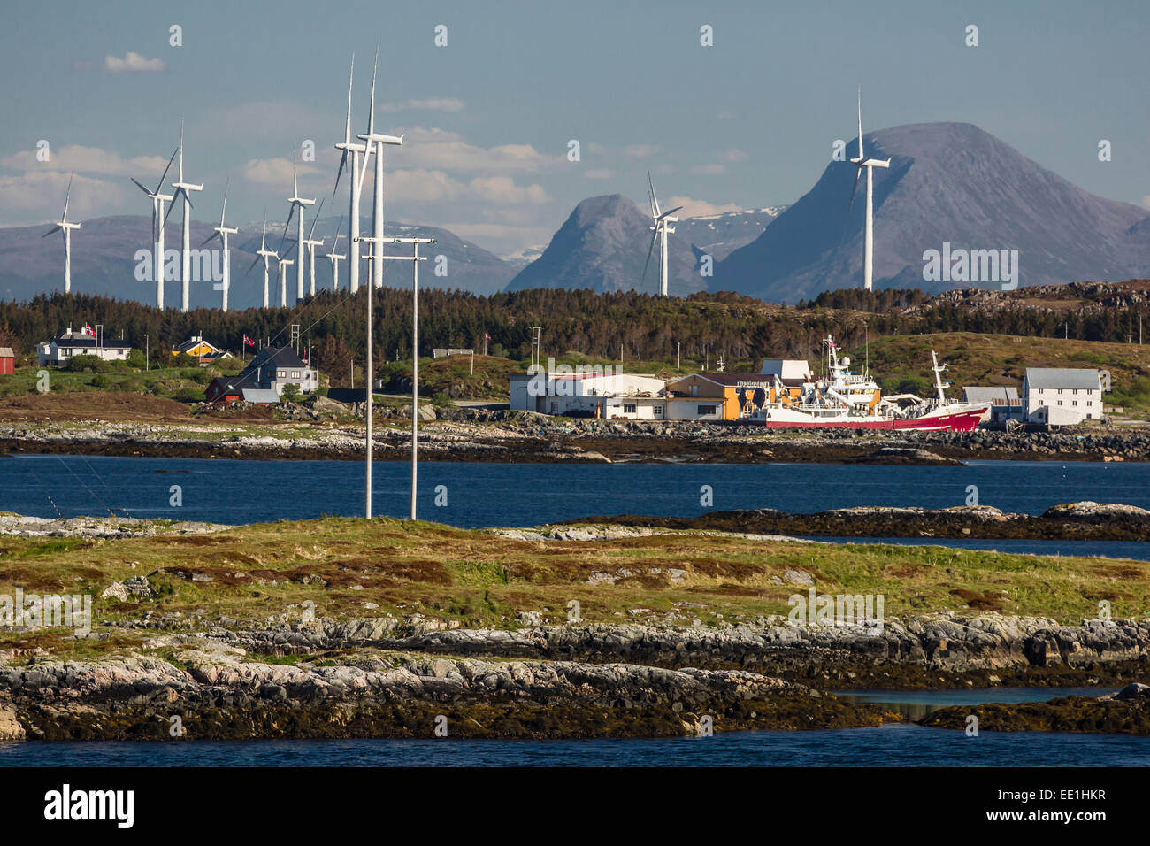 Blick auf massive Windturbinen in einen Windpark in der Nähe von Smola Island, Norwegen, Skandinavien, Europa Stockfoto