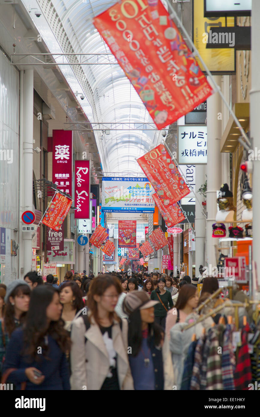 Menschen in Einkaufspassage in Dotomburi, MInami, Osaka, Kansai, Japan, Asien Stockfoto