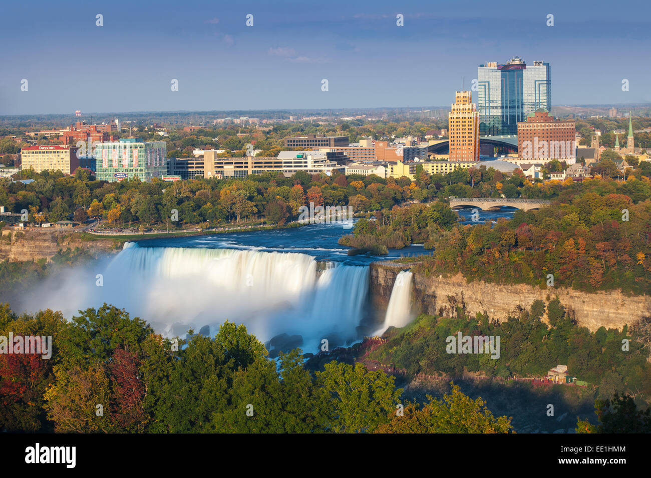 Blick auf die amerikanische und Bridal Veil Falls, Niagara Falls, Niagara, die Grenze des Staates New York und Ontario, Kanada, Nordamerika Stockfoto