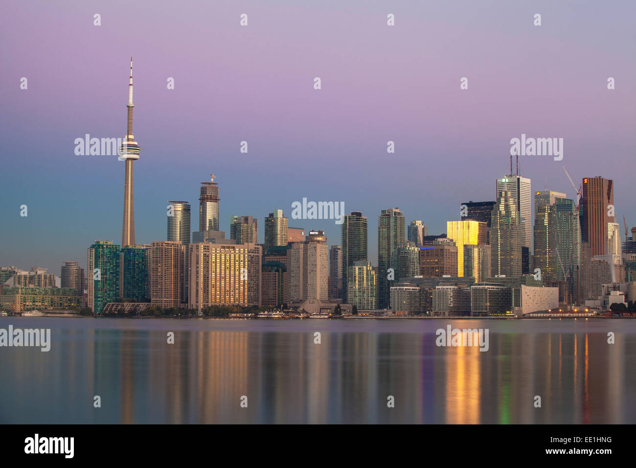 Blick auf den CN Tower und Stadt Skyline, Toronto, Ontario, Kanada, Nordamerika Stockfoto