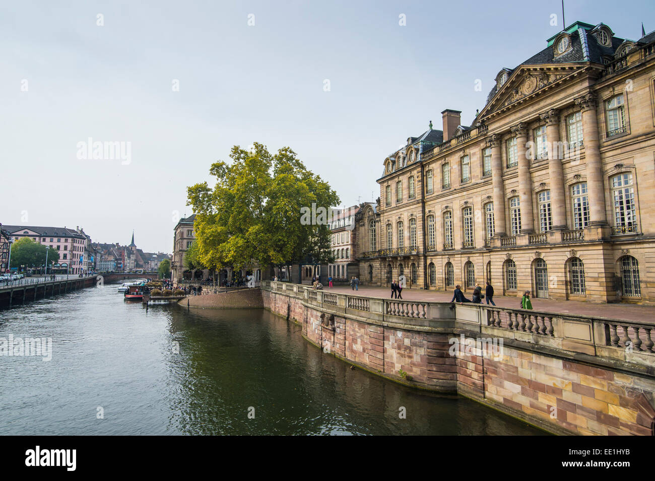 Häuser entlang dem Fluss Ill, Straßburg, Elsass, Frankreich, Europa Stockfoto