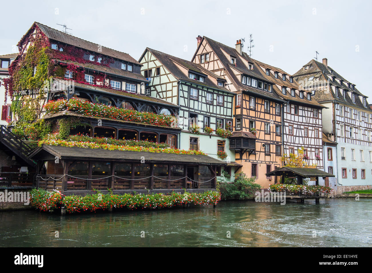 Fachwerkhäuser und Kanal in das Viertel Petite France, UNESCO-Weltkulturerbe, Straßburg, Elsass, Frankreich, Europa Stockfoto