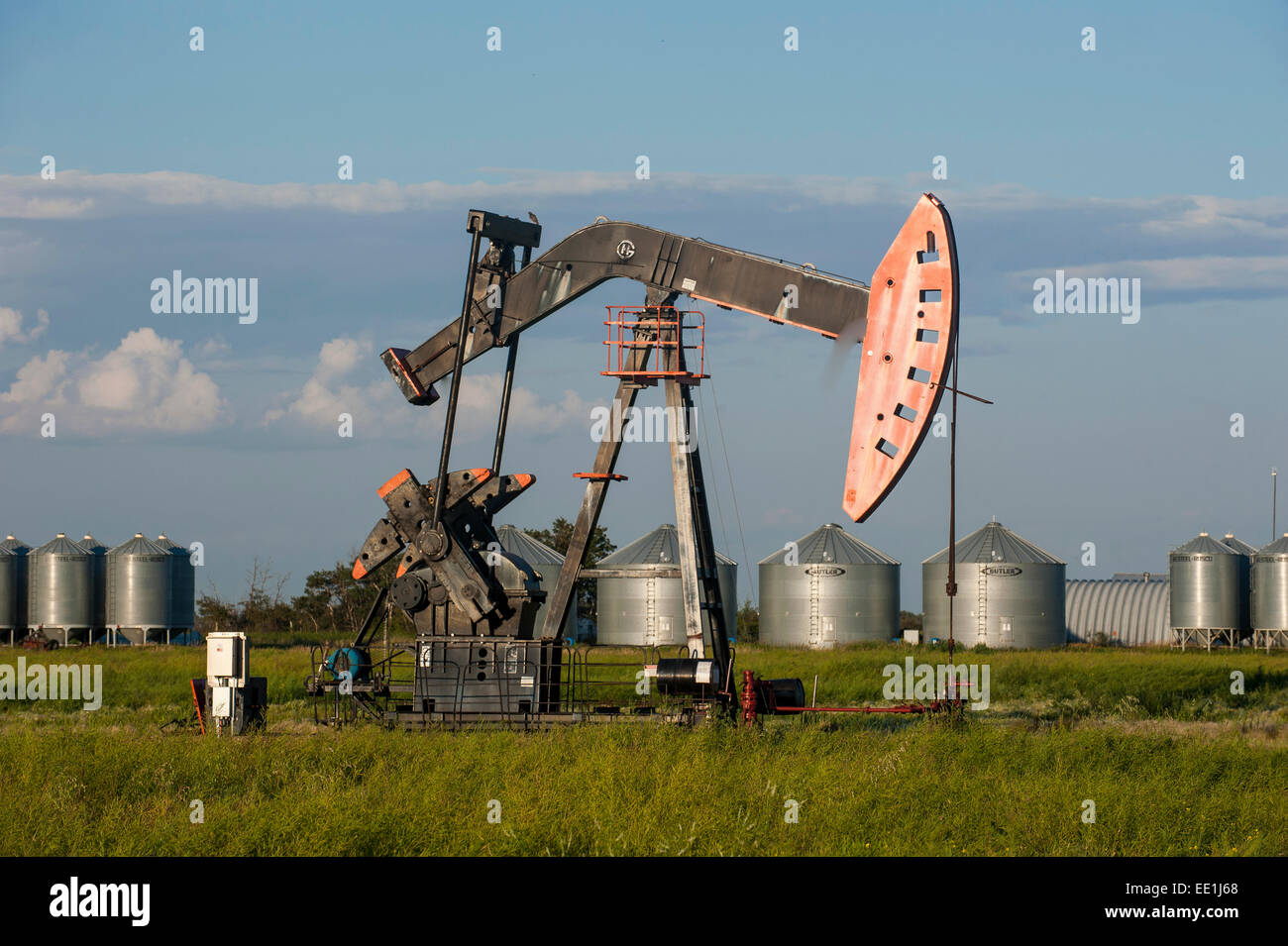 Bohrinsel auf ein Feld, Saskatchewan, Kanada, Nordamerika Stockfoto