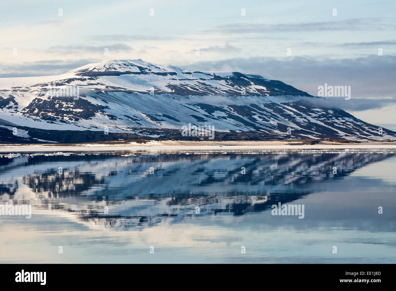 Schneebedeckte Berge spiegeln sich in den ruhigen Gewässern des Olga Strait, Svalbard, Arktis, Norwegen, Skandinavien, Europa Stockfoto