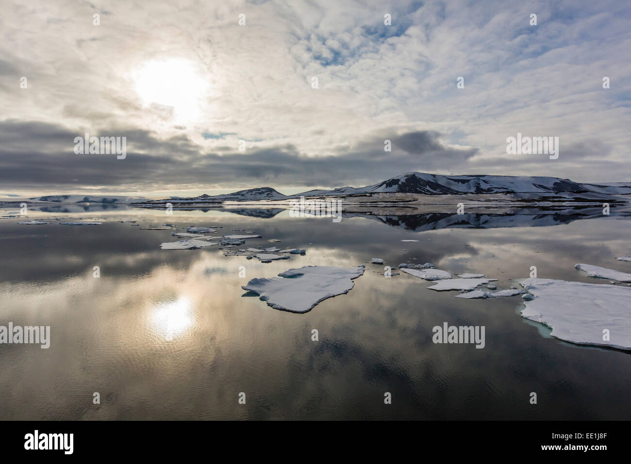 Sonne und Himmel spiegelt sich in den ruhigen Gewässern des Olga Strait, Svalbard, Arktis, Norwegen, Skandinavien, Europa Stockfoto