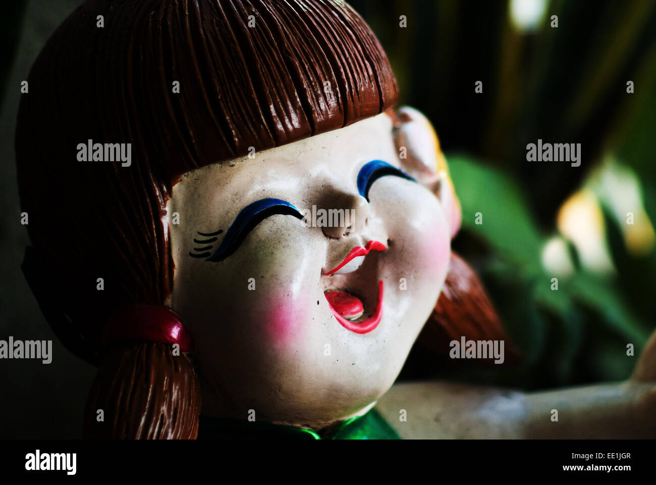 Antike Puppe Lächeln Stillleben. Stockfoto