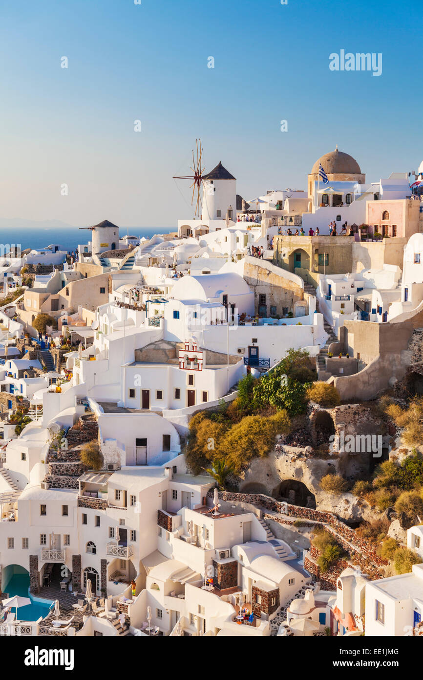 Windmühle und traditionelle Häuser, Oia, Santorini (Thira), Kykladen, griechische Inseln, Griechenland, Europa Stockfoto